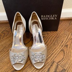 Badgley Mischka Salsa Pump in Vanilla (8.5)